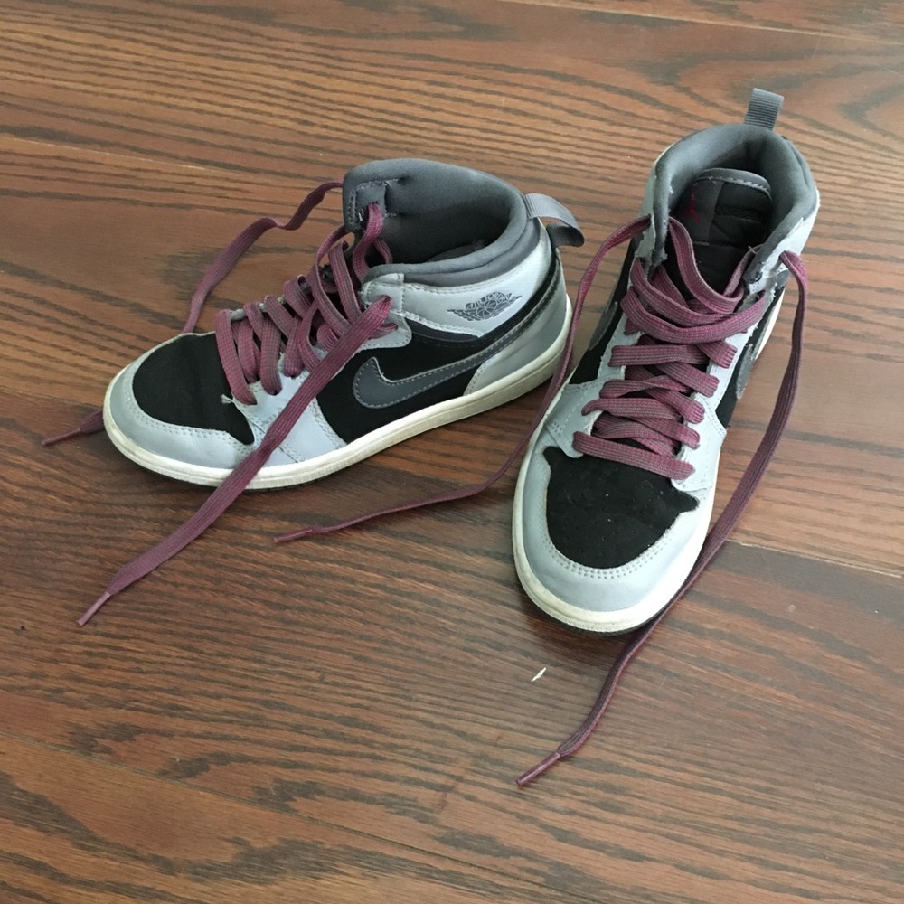 Nike Air Jordan Black Gray Red Sneakers Kids sz 1Y